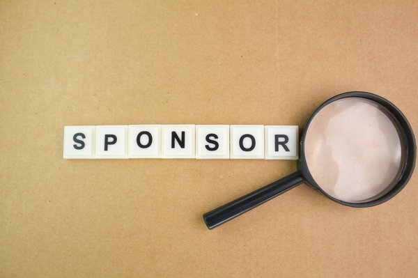 Différences clés entre sponsor et sponsorship : maximisez vos gains